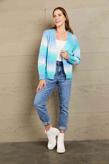 Cardigan tissé à manches raglan en tricot torsadé teint par nœuds à droite ouvert sur le devant