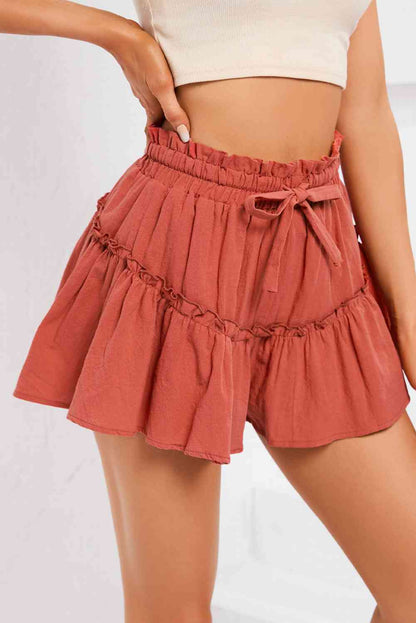 Shorts con cintura anudada y ribete de volantes