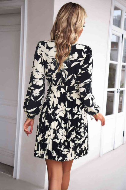 Robe plissée florale à col montant et nouée à la taille