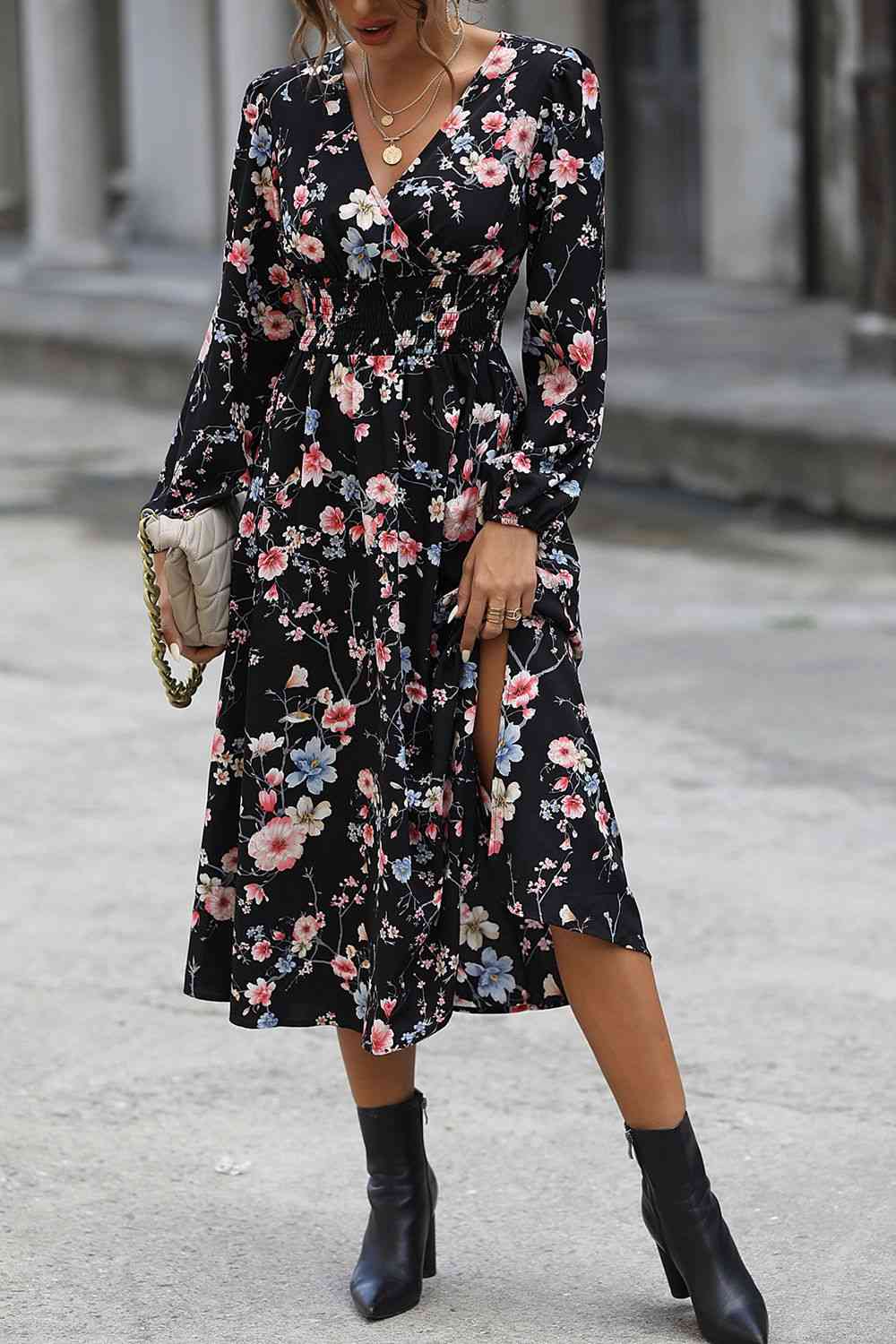 Vestido floral de manga larga con cuello sobrepelliz