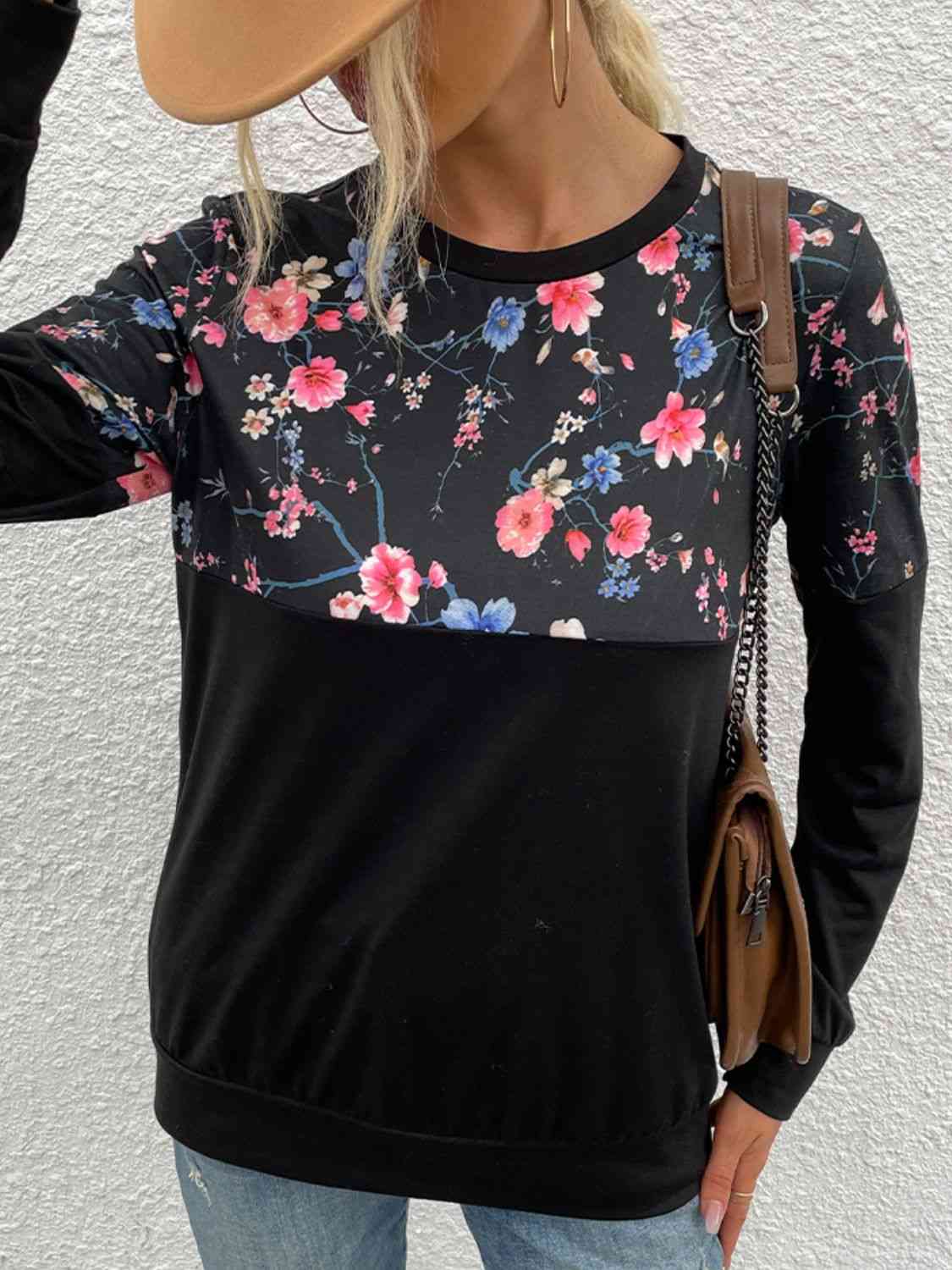 Camiseta con hombros caídos y cuello redondo con estampado floral