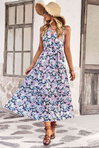 Vestido escalonado sin mangas con sobrepelliz y cinturón floral