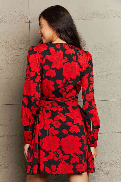 Robe à imprimé floral avec surplis et lien à la taille