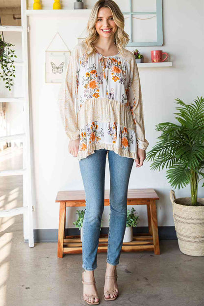 Blusa con gradas y cuello con lazo floral