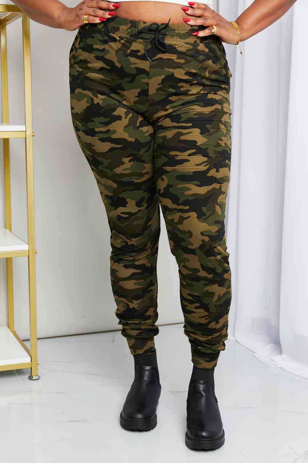 Leggings Depot Joggers de cintura con cordón de camuflaje de tamaño completo