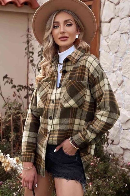 Chaqueta con botones y cuello a cuadros con bolsillos