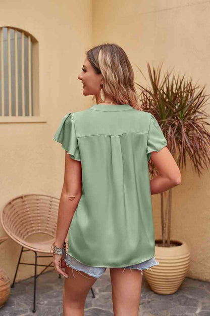 Blusa de satén con cuello con muescas y mangas acampanadas