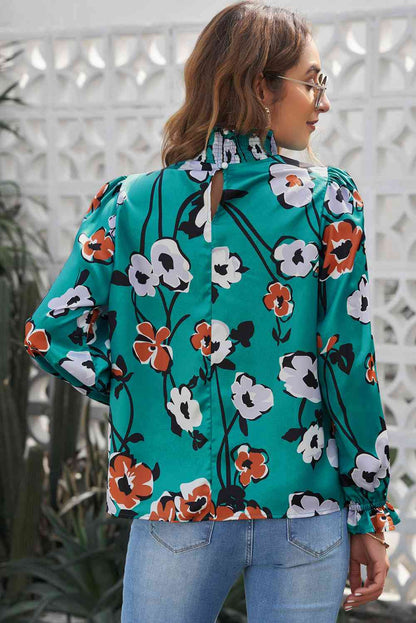 Blusa floral con cuello simulado y mangas con volantes