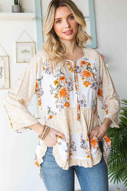 Blusa con gradas y cuello con lazo floral