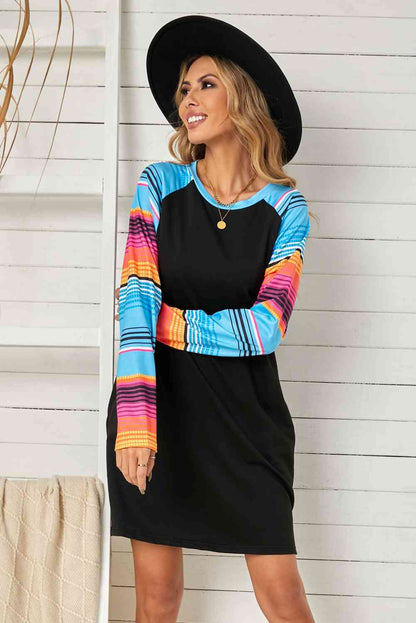 Robe rayée à manches longues raglan et col rond