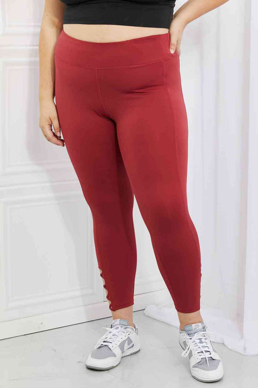 Leggings activos Yelete Ready For Action de tamaño completo con abertura en el tobillo en rojo ladrillo