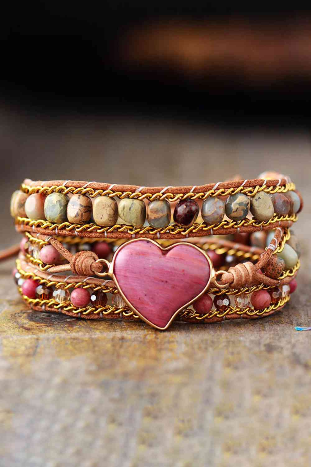 Pulsera hecha a mano con cuentas de triple capa en forma de corazón