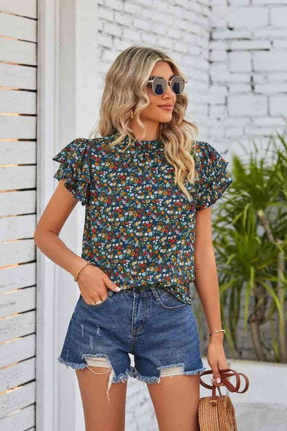 Blusa con mangas acampanadas y cuello con volantes florales