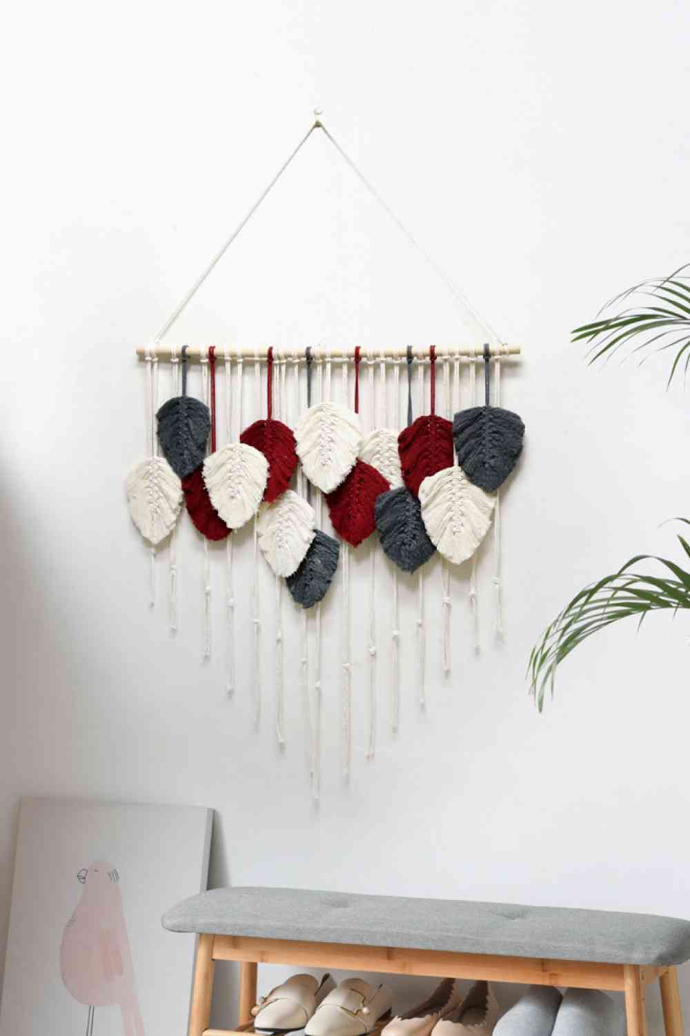 Colgante de pared de macramé de plumas tejido a mano