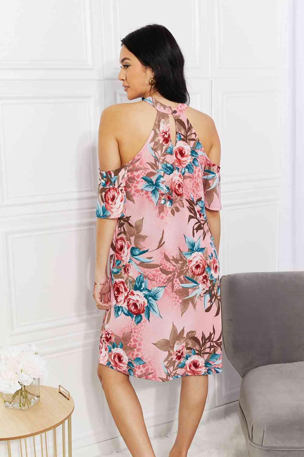 Sew In Love Robe à épaules dénudées pleine grandeur avec fleurs fraîchement coupées