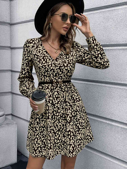 Vestido de manga larga con cuello en V y botones con estampado animal