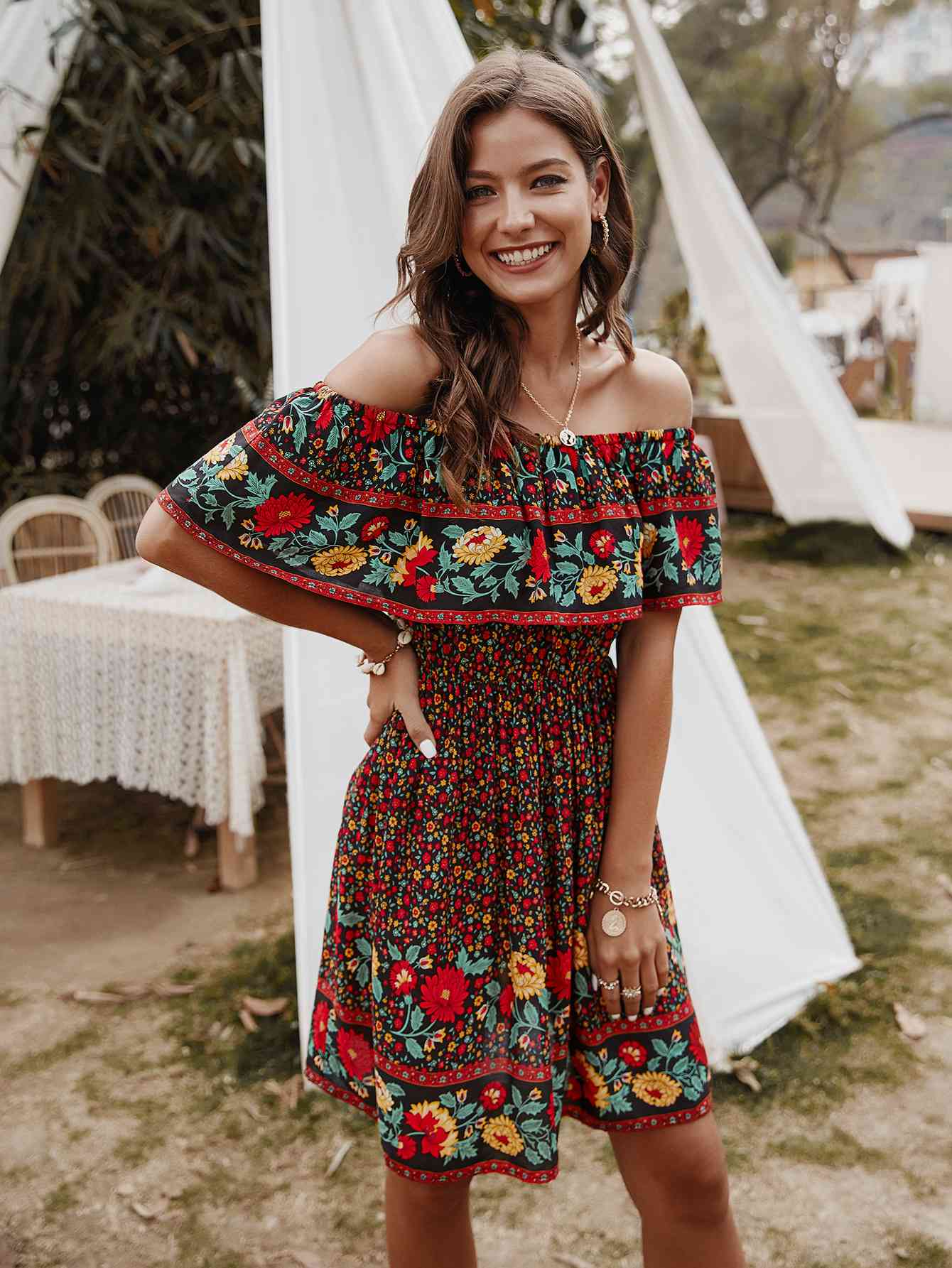 Vestido hasta la rodilla sin tirantes con hombros descubiertos y estampado bohemio