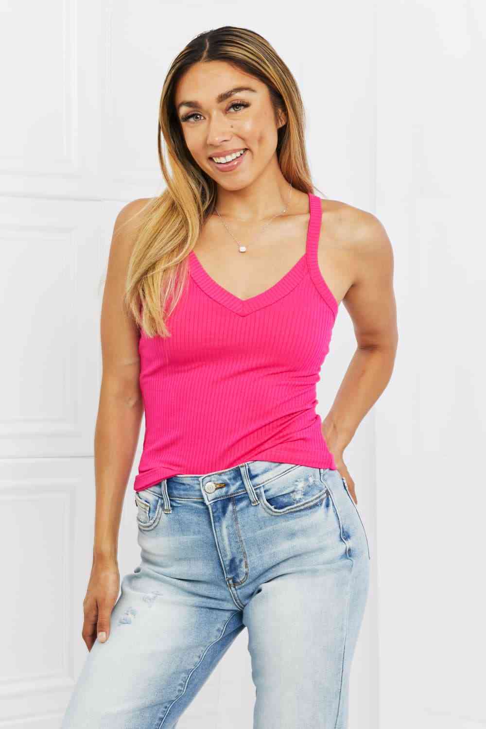 Zenana Camisole côtelée à col en V pleine taille en rose vif