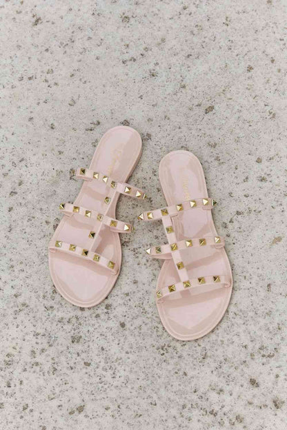 Sandalias de gelatina con tira tipo jaula y tachuelas de Forever Link