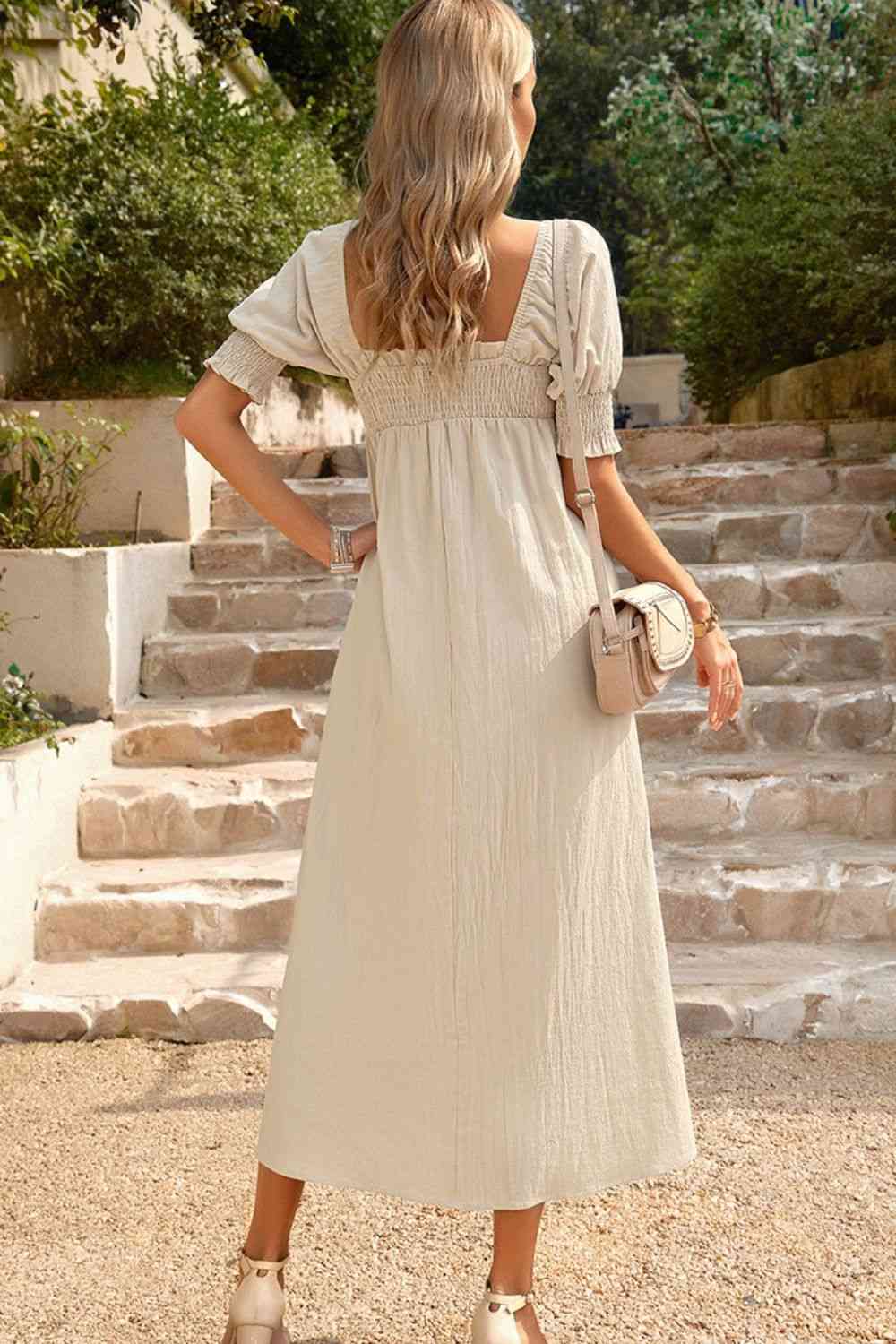 Robe midi smockée à col carré et poches