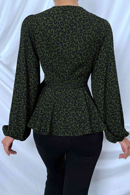 Blusa con lazo lateral y estampado de leopardo con cuello sobrepelliz