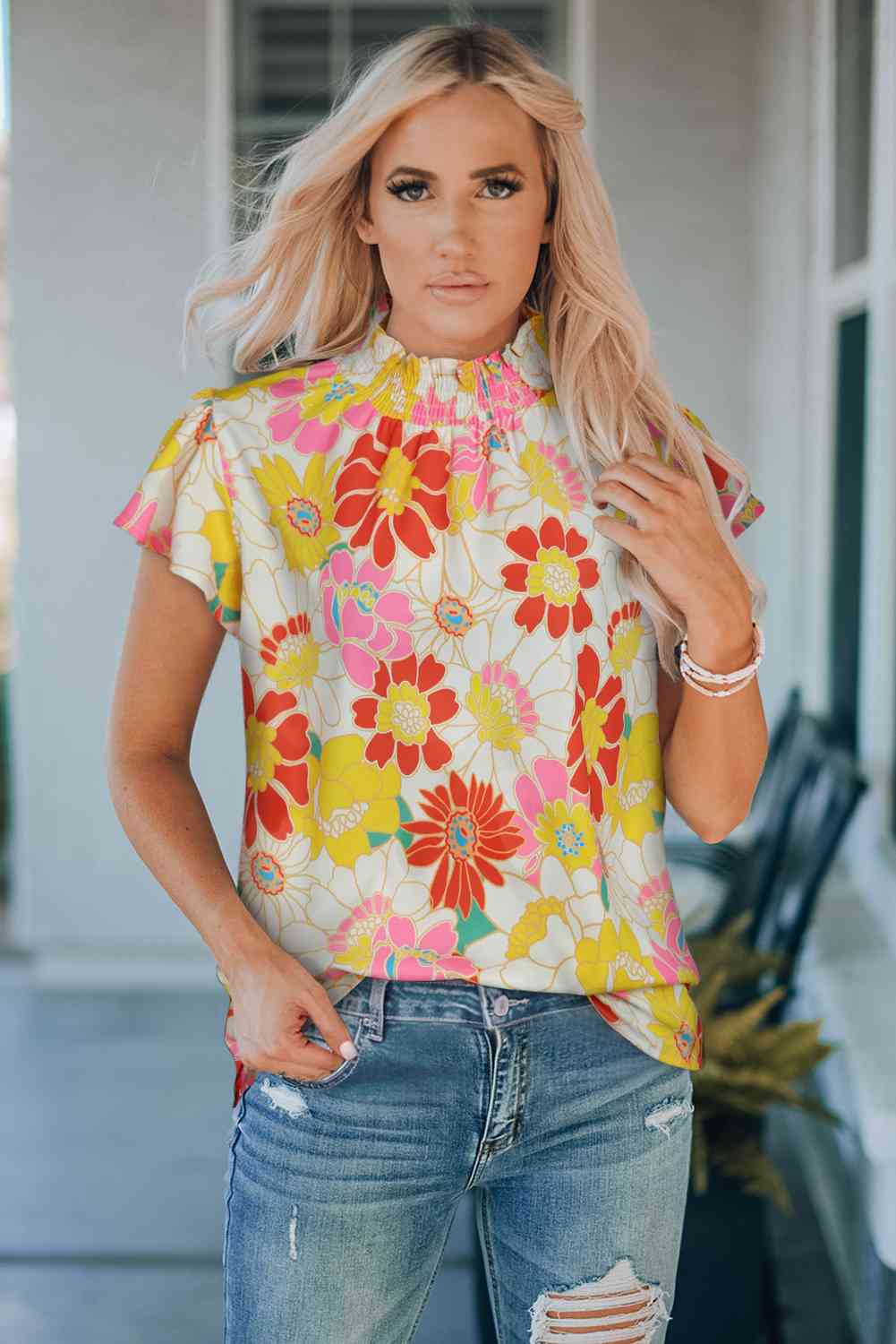 Blusa floral con cuello con volantes y mangas acampanadas