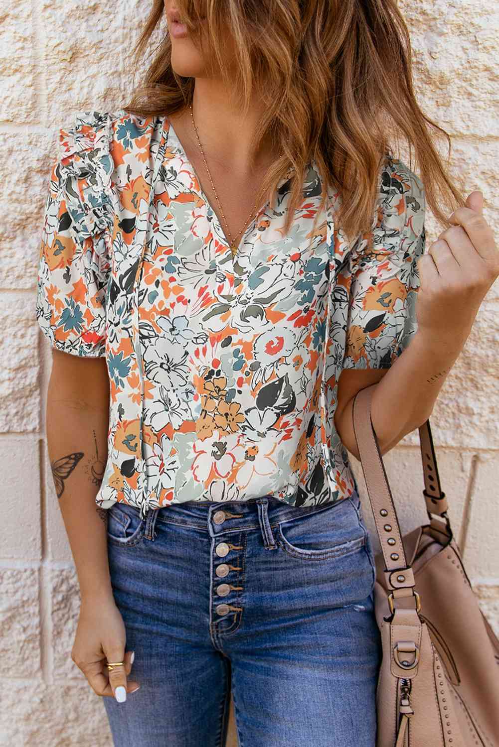 Blouse florale à col noué et épaules dénudées