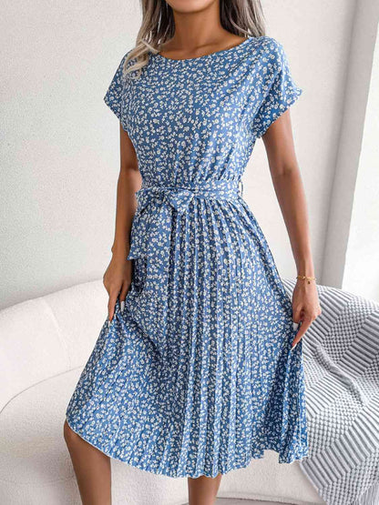 Robe plissée à petites fleurs et ceinture