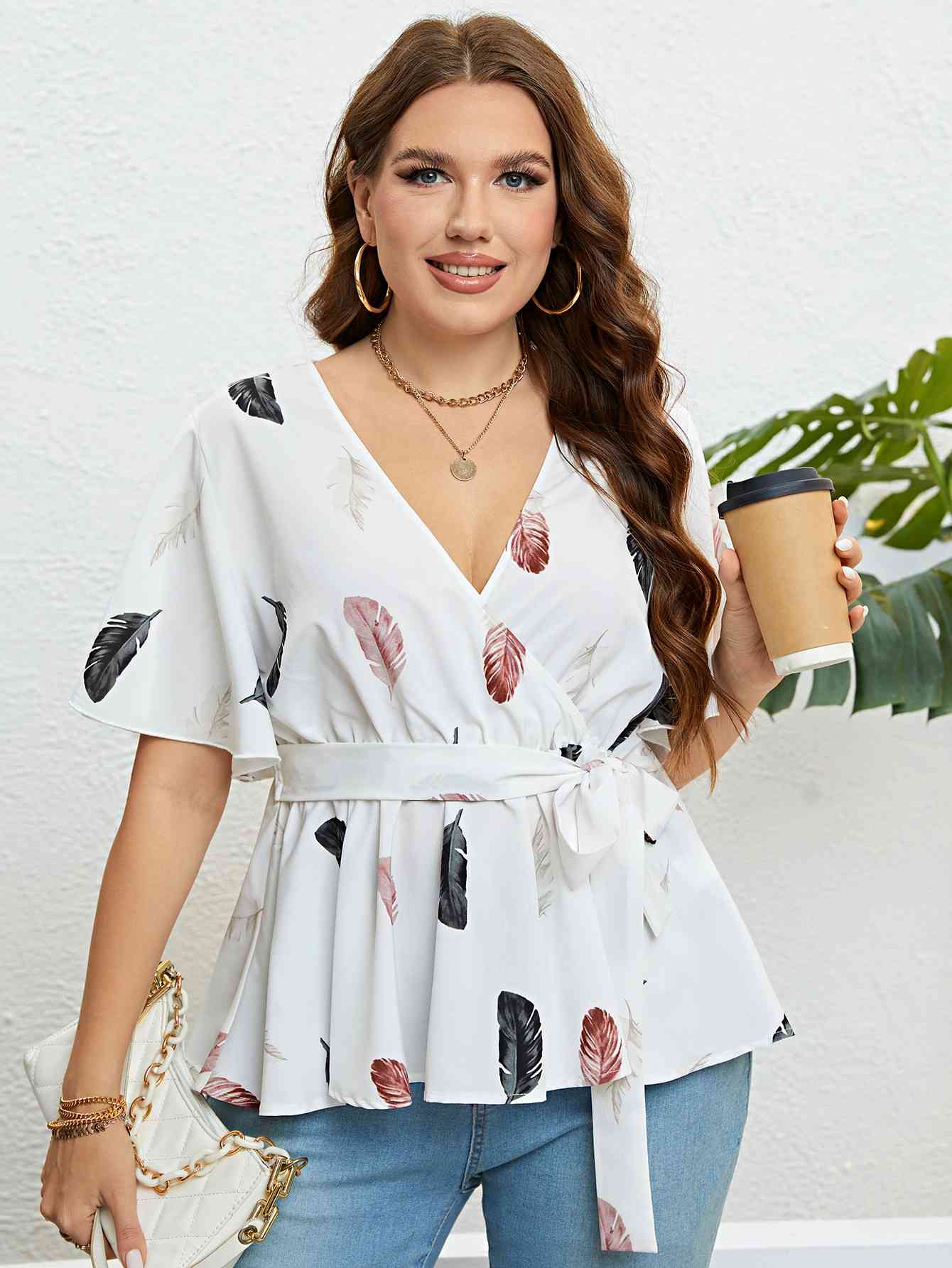 Blusa con mangas acampanadas y estampado de plumas