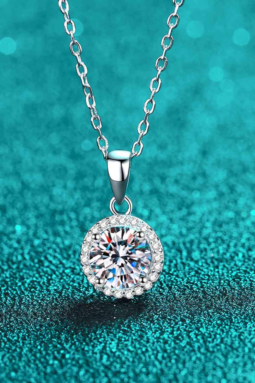 Adored Chance to Charm Collier avec pendentif rond en moissanite 1 carat