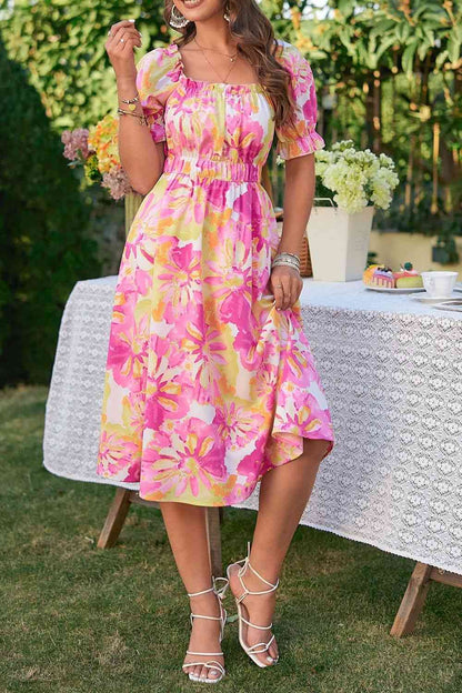 Vestido con cuello cuadrado y ribete de volantes florales