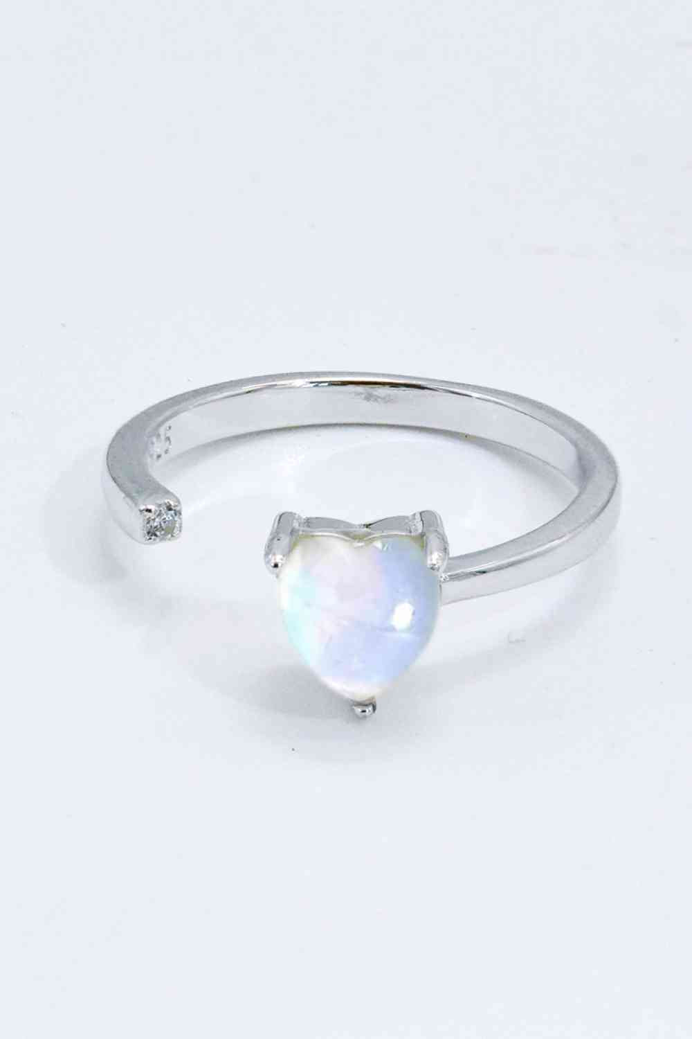 Anillo abierto ajustable con corazón de piedra lunar con incrustaciones