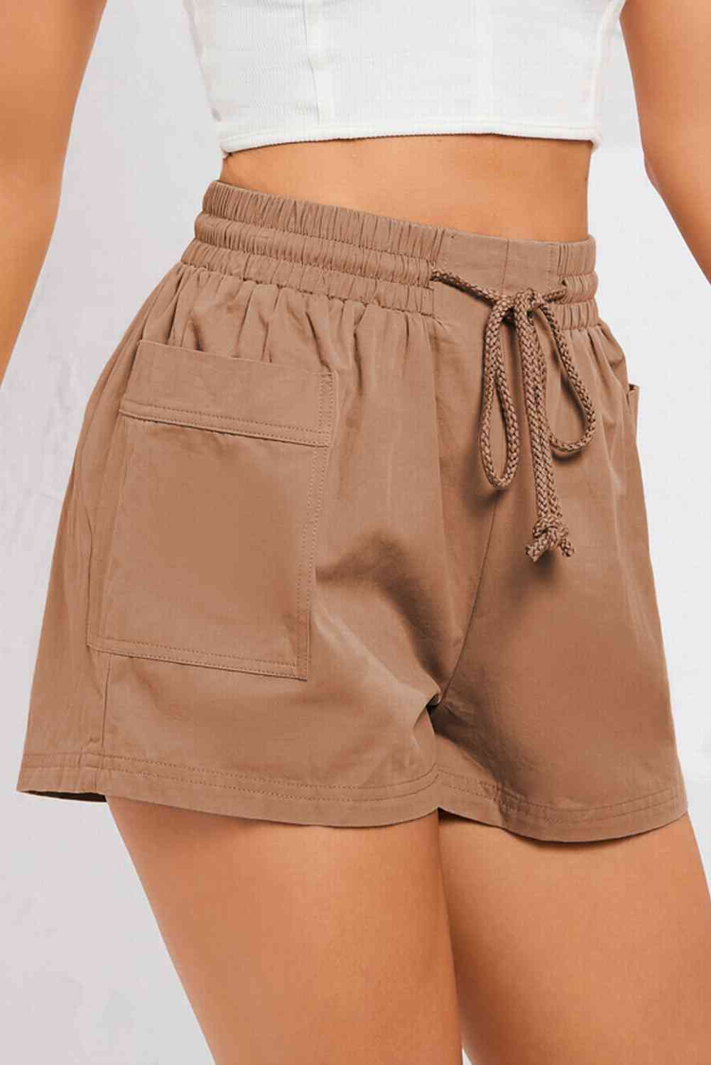 Shorts con bolsillos y cintura fruncida con cordón