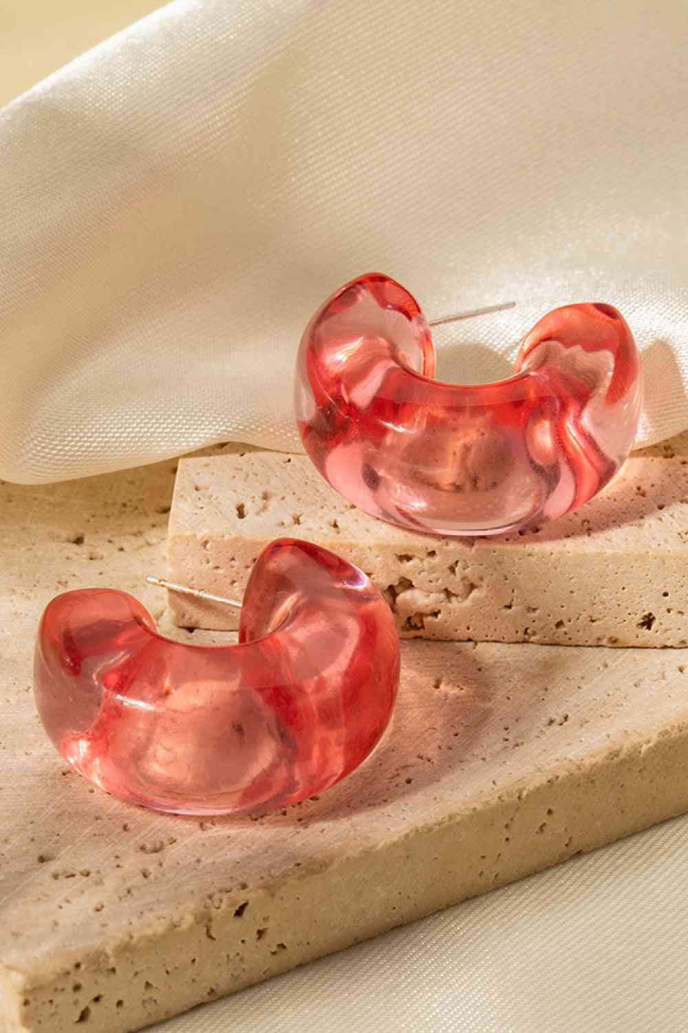 Boucles d'oreilles créoles en C en résine