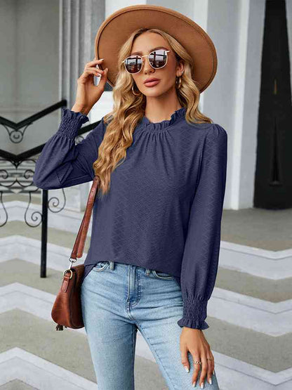 Blusa con cuello redondo y mangas con volantes