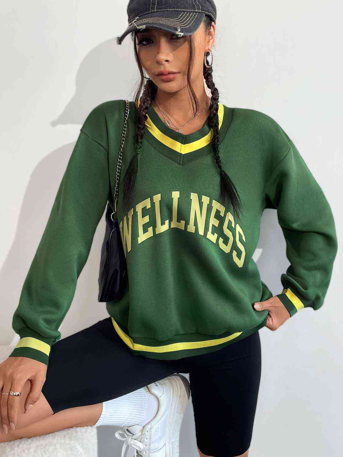 Sudadera con cuello en V y gráfico WELLNESS