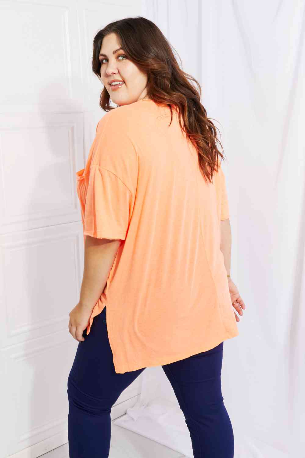 Zenana Neon Lights T-shirt à poche pleine grandeur avec bords bruts