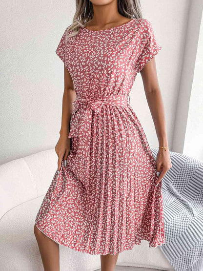 Robe plissée à petites fleurs et ceinture