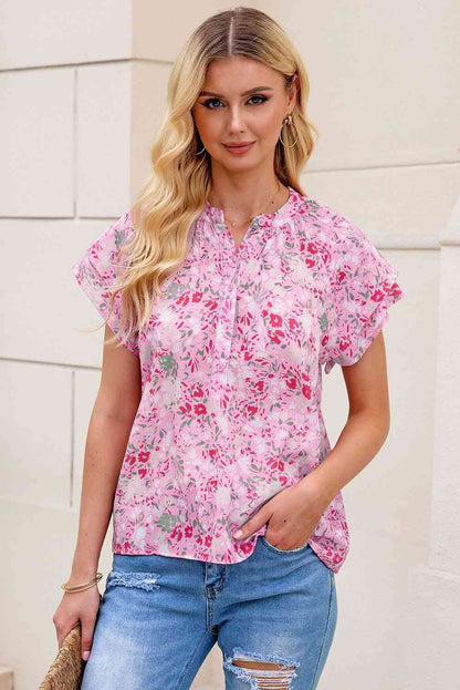 Blusa floral con medio botón y manga acampanada