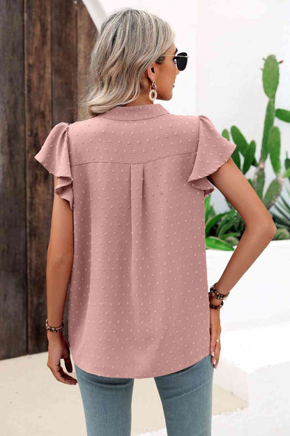 Blusa con cuello con muescas y mangas acampanadas con lunares suizos