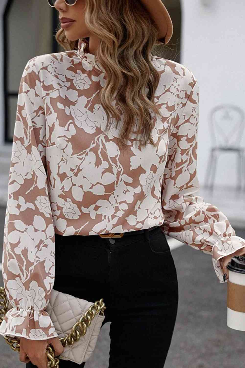 Blusa con estampado floral y mangas con volantes y cuello simulado