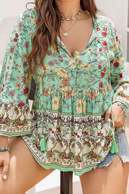 Blusa con lazo y borlas florales de talla grande