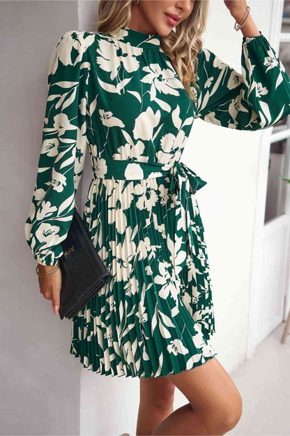 Robe plissée florale à col montant et nouée à la taille