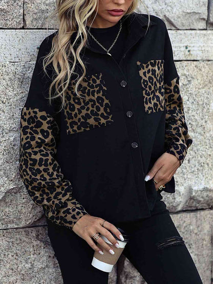 Chaqueta con hombros caídos y botones con estampado de leopardo