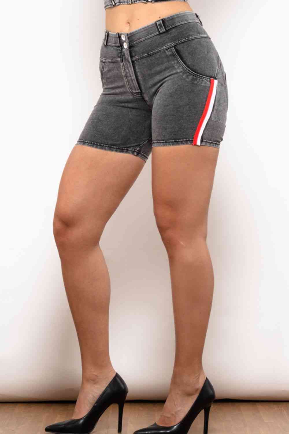 Pantalones cortos de mezclilla con botones y rayas laterales de tamaño completo