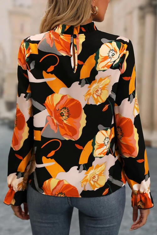 Blusa floral con cuello simulado y mangas con volantes