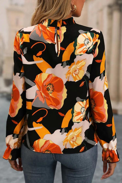 Blusa floral con cuello simulado y mangas con volantes