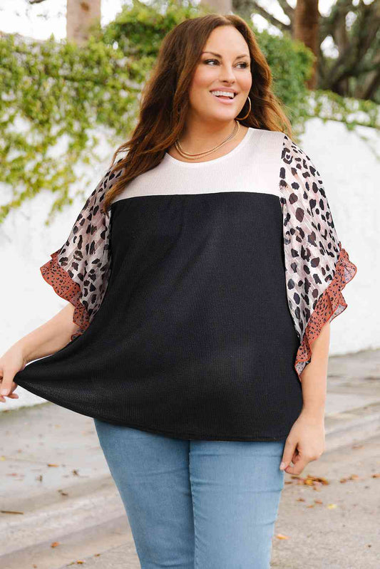 Blusa con volantes y bloques de color estampados de talla grande