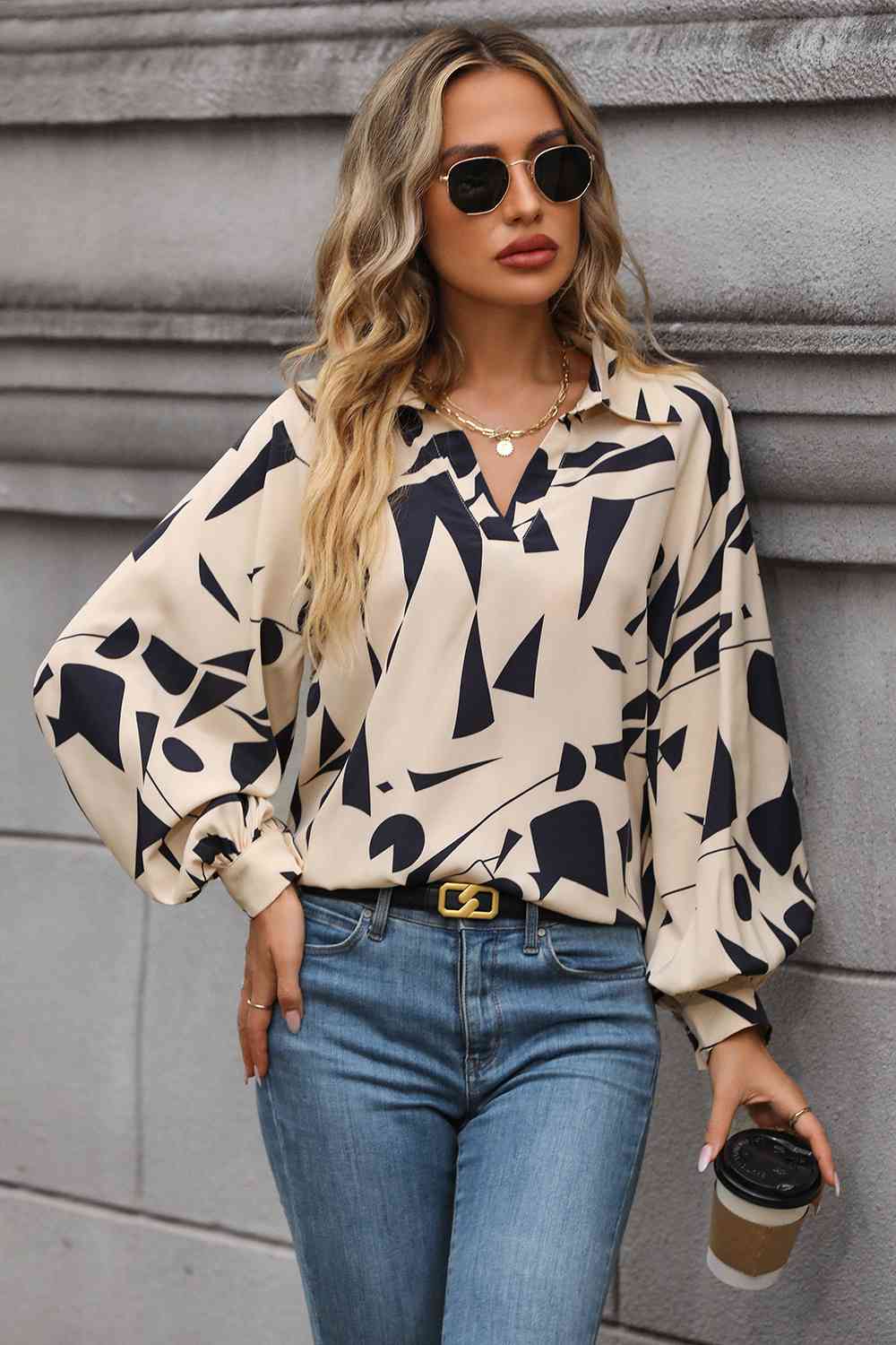 Blusa estampada con cuello Johnny