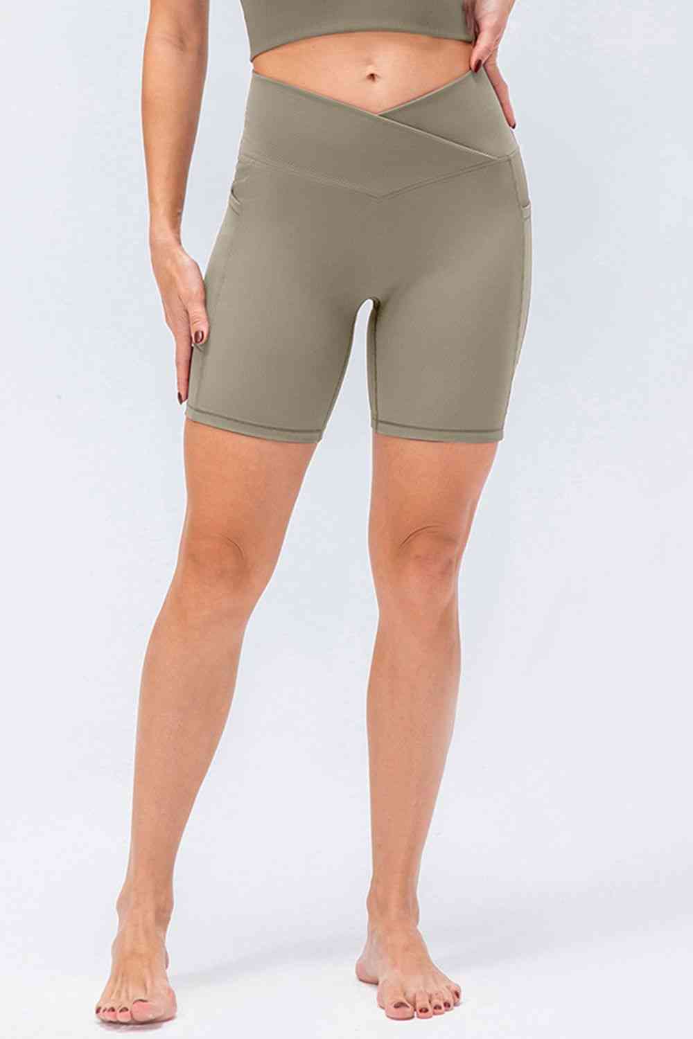 Short de sport coupe slim avec ceinture en V